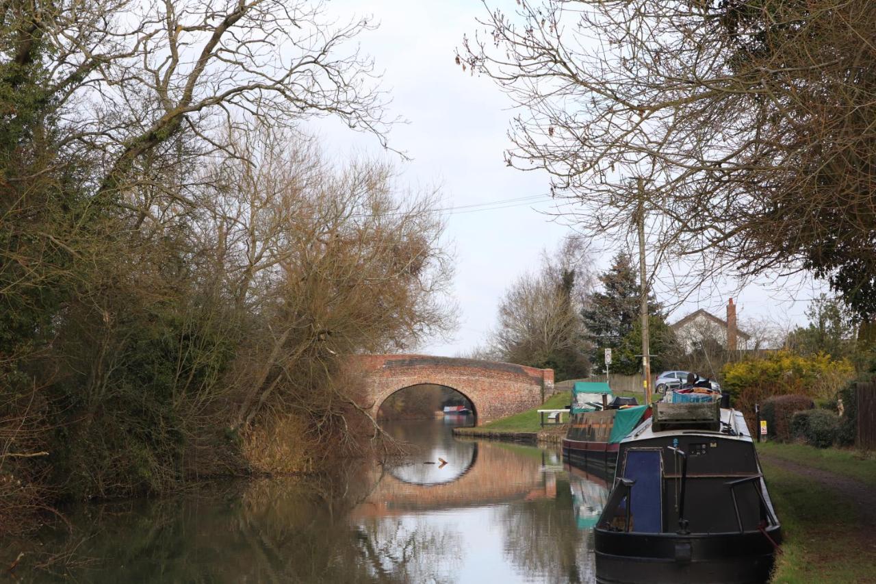 Canal View Cottage With Log Fire & Parking Blisworth Exterior foto